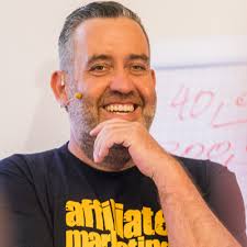 Download-Symbol für kostenlose Bonusmaterialien des Affiliate Helden Webinars - Prompts, Vorlagen und Checklisten